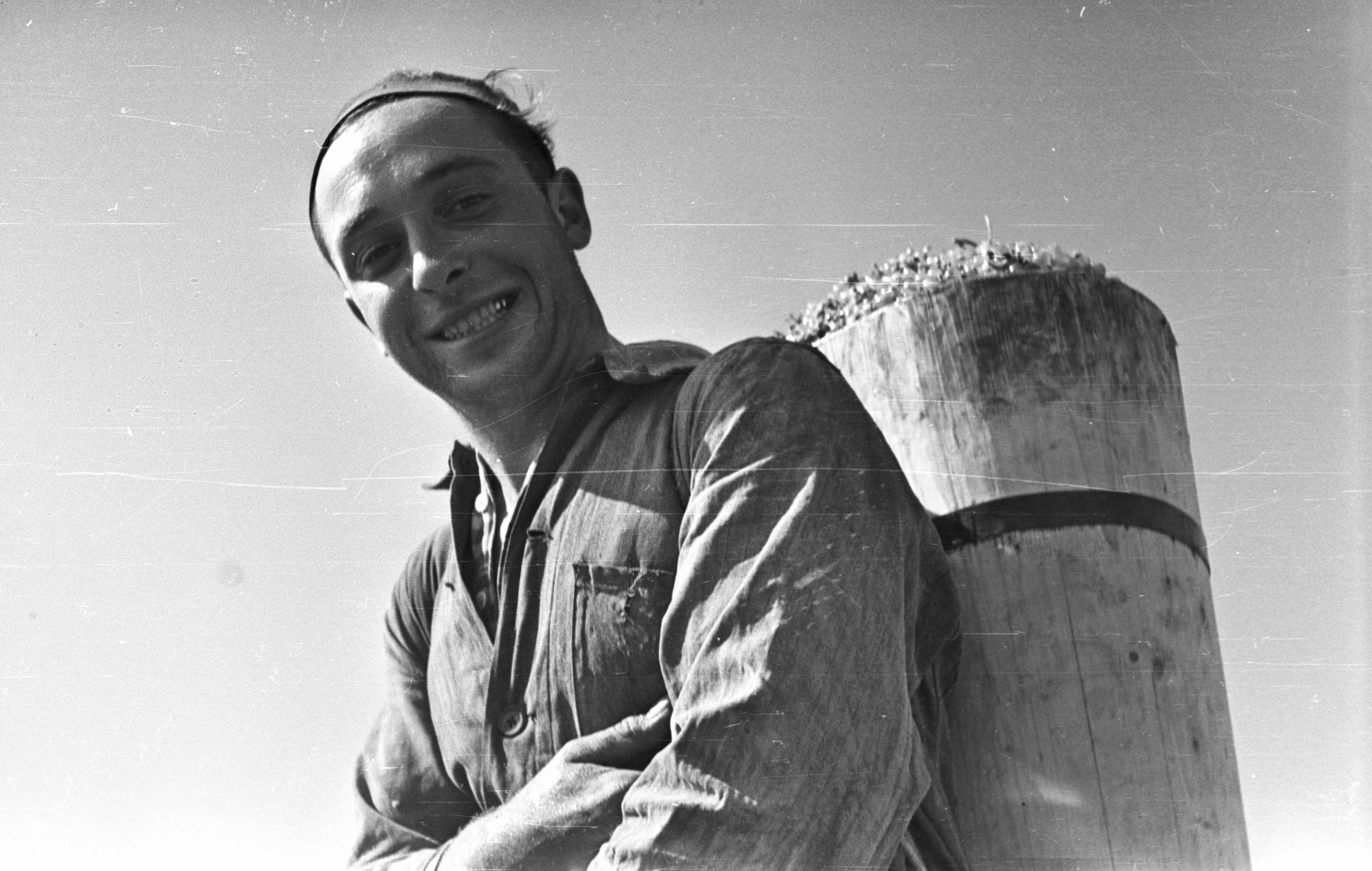 Férfi szőlővel teli puttonnyal