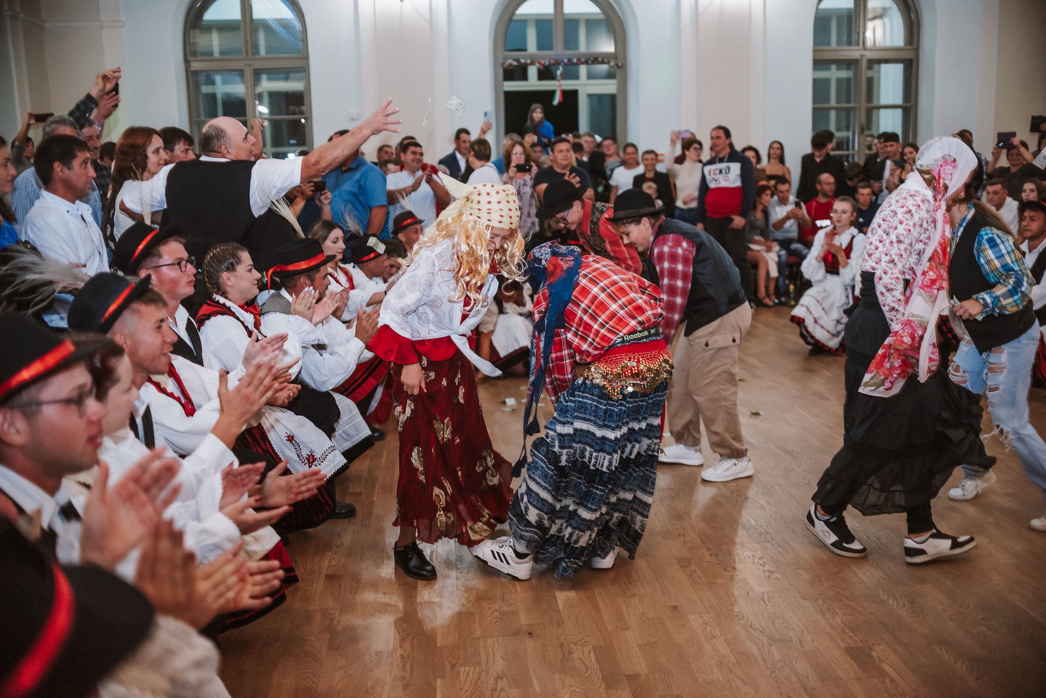 Hagyományőrző fiatalok előadása (alakoskodás) a Szüreti bálon Nagyajta, 2025